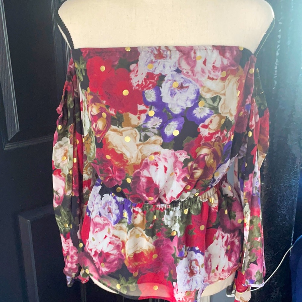 Gorgeous floral off the shoulder blouse 💜❤️